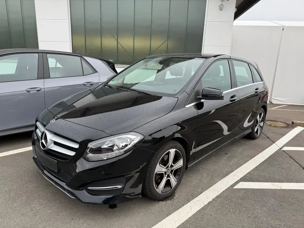 Gebraucht Mercedes B180 122 PS (89 kW) 2017 Kosmosschwarz  metalliclack Van / Kleinbus