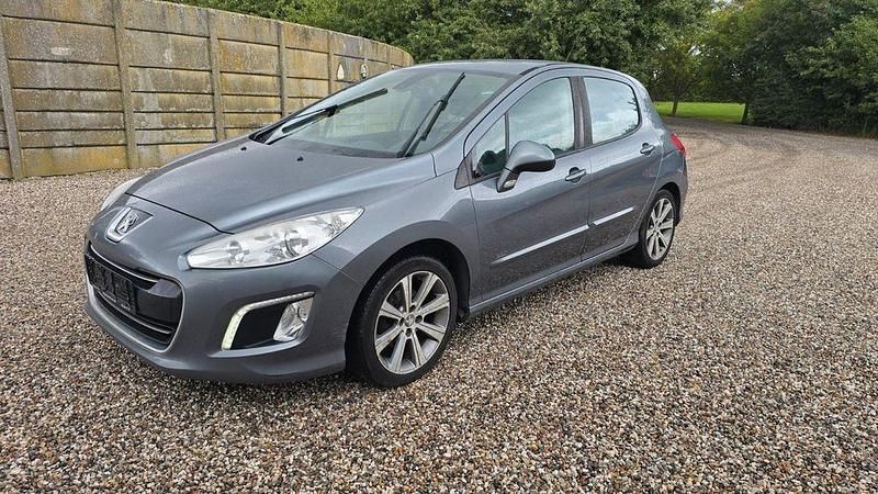 Grau Gebraucht 2012 Peugeot 308 Sportium Limousine | 2.800 € (Fairer Preis) - Bild 1/4