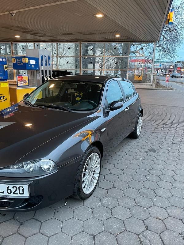 Grau Gebraucht 2008 Alfa Romeo 147 Kleinwagen | 2.000 € (Fairer Preis) - Bild 1/4