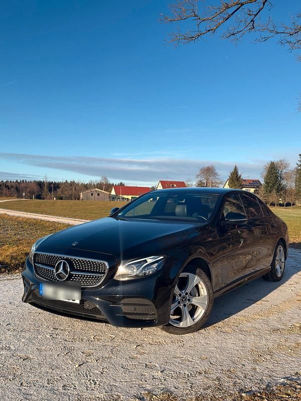 Schwarz Gebraucht 2018 Mercedes E300 Limousine | 25.000 € (Fairer Preis) - Bild 1/4