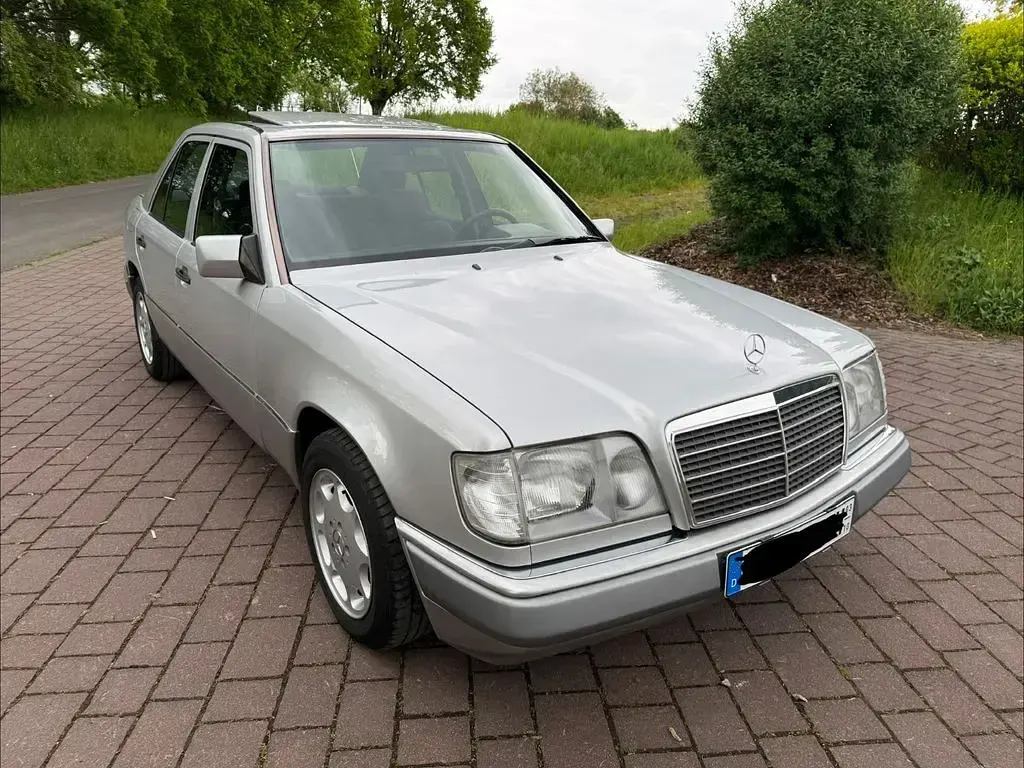 Gebraucht Mercedes E220 150 PS (110 kW) 1993 Silber Limousine