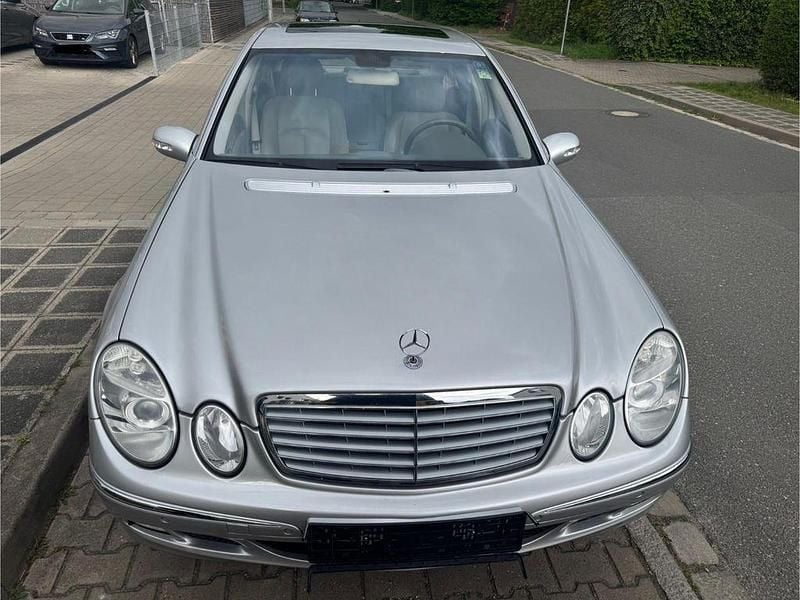 Silber Gebraucht 2003 Mercedes E240 Elegance Limousine | 6.399 € (Fairer Preis) - Bild 1/4