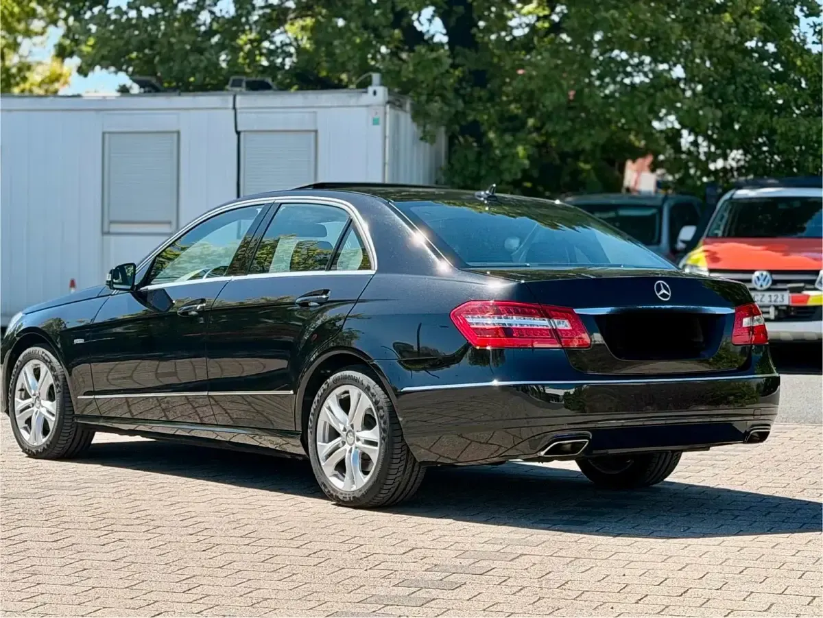 Używany Mercedes E350 306 KM (225 kW) 2012 Czarny Sedan/Limuzyna