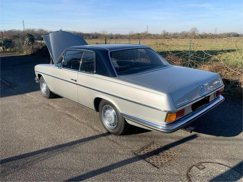 Silber Gebraucht 1971 Mercedes W114 Coupé | 18.750 € - Bild 1/4