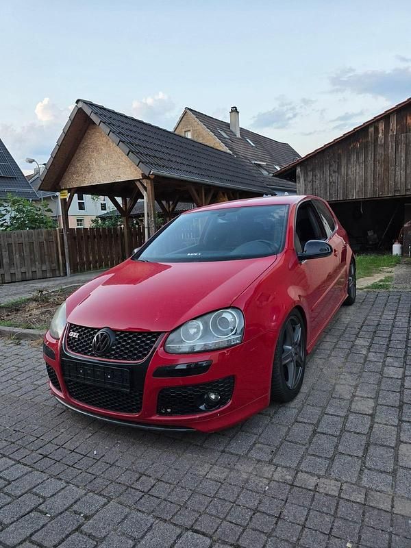 Rot Gebraucht 2006 VW Golf V Edition Kleinwagen | 3.800 € - Bild 1/4