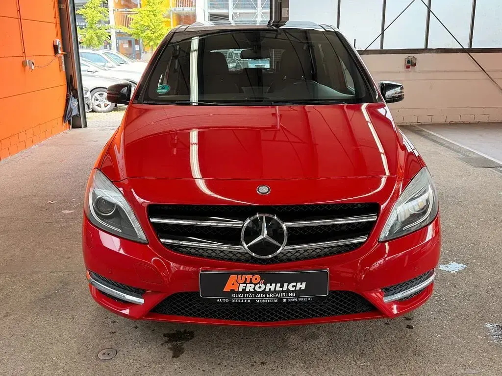 Gebraucht Mercedes B180 Sport 109 PS (80 kW) 2013 Rot Van / Kleinbus