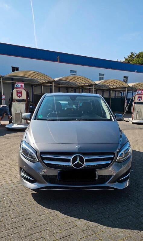 Grau Gebraucht 2017 Mercedes B180 Style Van / Kleinbus | 16.000 € (Fairer Preis) - Bild 1/4