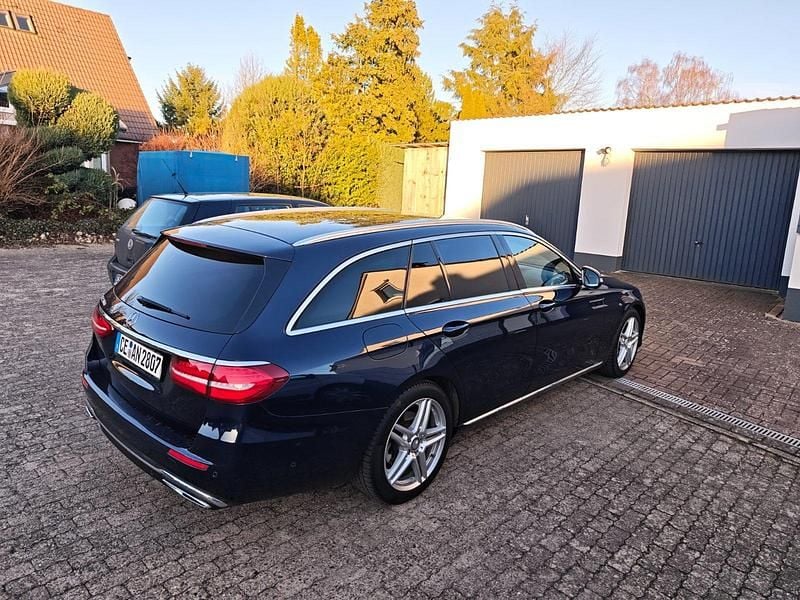 Gebraucht Mercedes E220 194 PS (142 kW) 2017 Blau Kombi