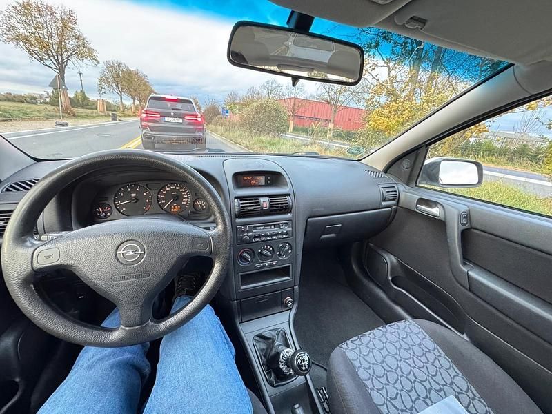 Weiß Gebraucht 2000 Opel Astra Limousine | 2.500 € (Teuer) - Bild 1/4