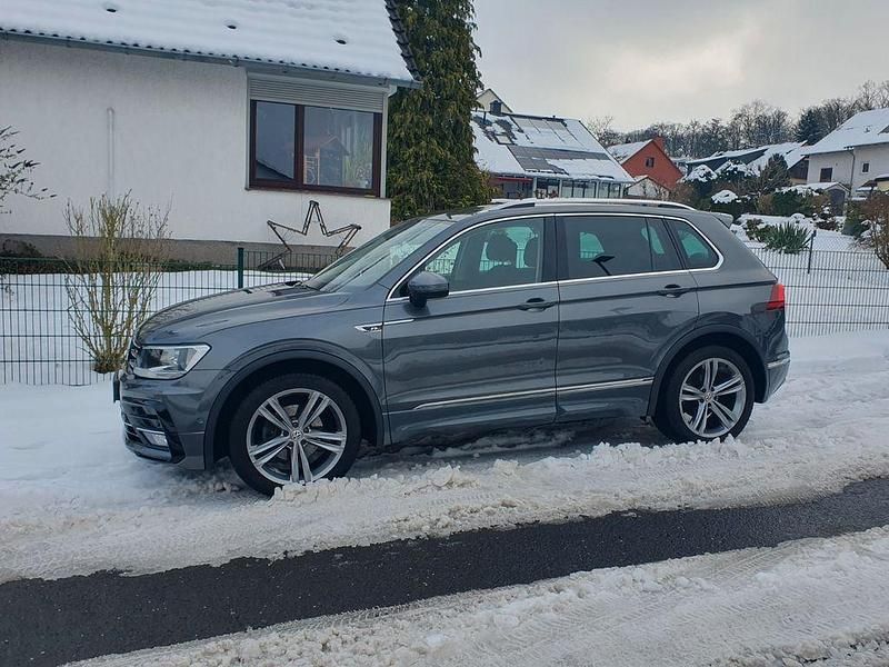 Grau Gebraucht 2017 VW Tiguan Sound SUV | 19.590 € (Guter Preis) - Bild 1/4