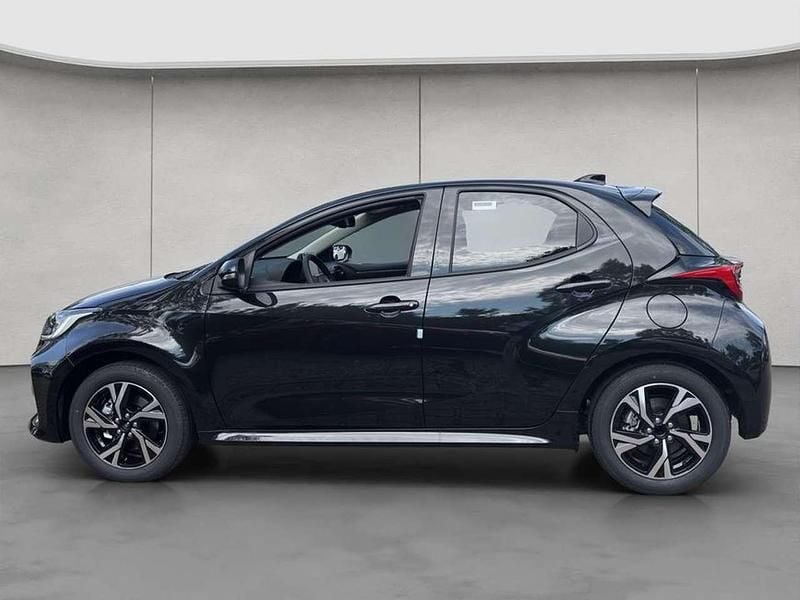 Neu Toyota Yaris 116 PS (85 kW) 2025 Schwarz Limousine