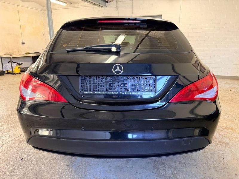Gebraucht Mercedes CLA200 Shooting Brake 136 PS (100 kW) 2015 Schwarz Kombi