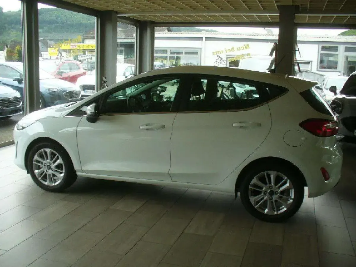 Gebraucht Ford Fiesta Titanium 101 PS (74 kW) 2023 Frostweiß Kleinwagen