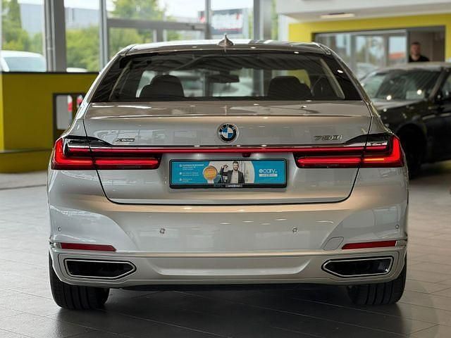 Gebraucht BMW 750 Sport Line 530 PS (389 kW) 2019 Silber Limousine