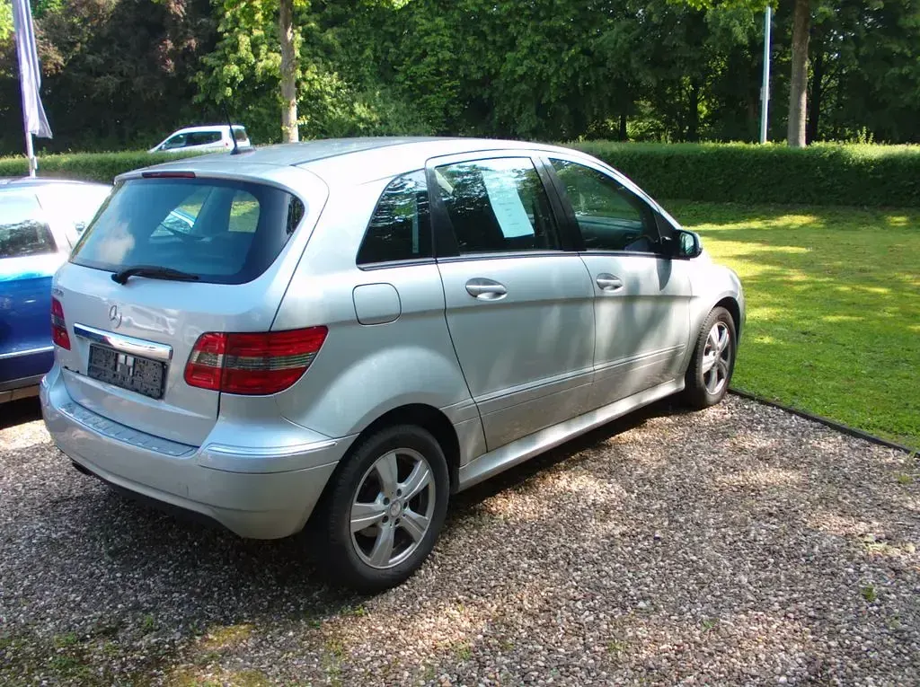 Gebraucht Mercedes B150 95 PS (69 kW) 2009 Silber Van / Kleinbus