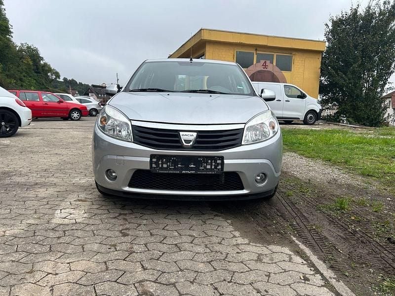 Grau Gebraucht 2000 Dacia Sandero Lauréate Kleinwagen | 800 € - Bild 1/4