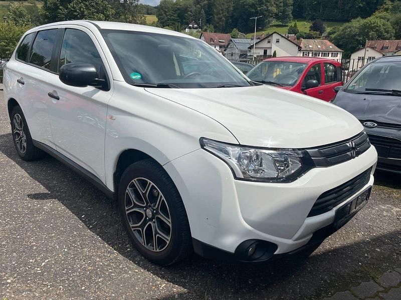 Gebraucht Mitsubishi Outlander Inform 150 PS (110 kW) 2015 Weiß SUV