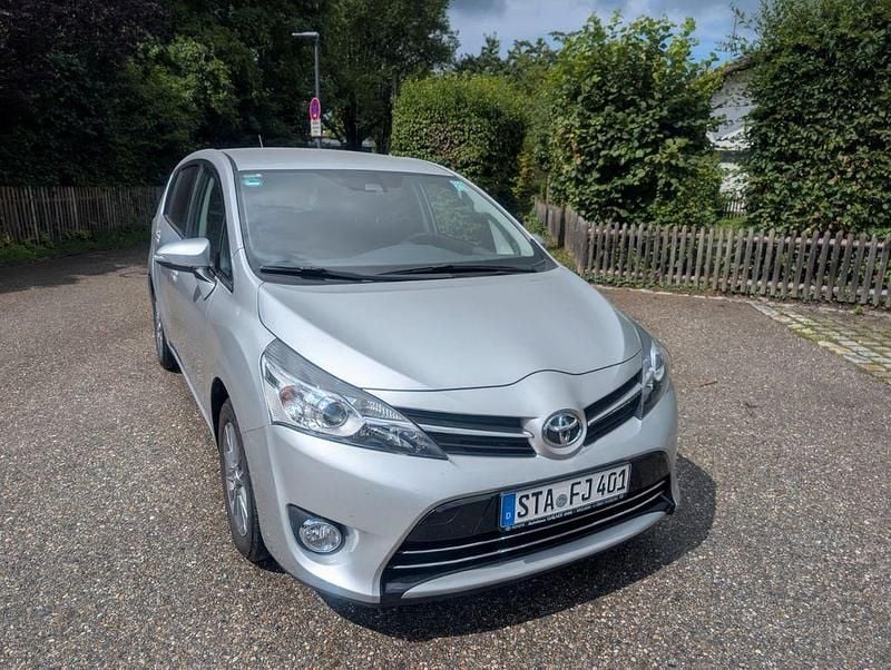 Silber Gebraucht 2017 Toyota Verso Edition-S Van / Kleinbus | 15.450 € (Superpreis) - Bild 1/4