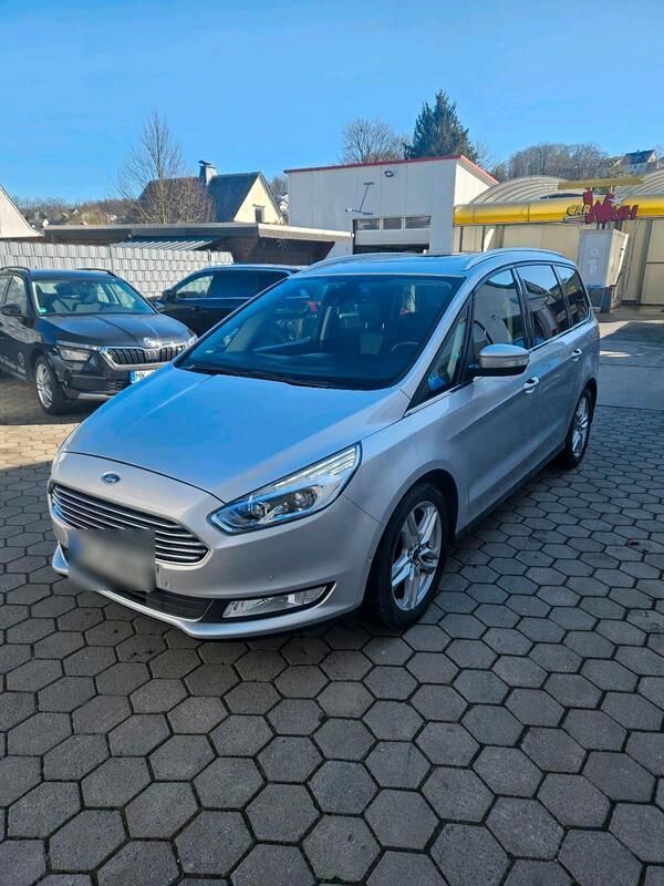 Silber Gebraucht 2018 Ford Galaxy Titanium Van / Kleinbus | 17.999 € (Superpreis) - Bild 1/4