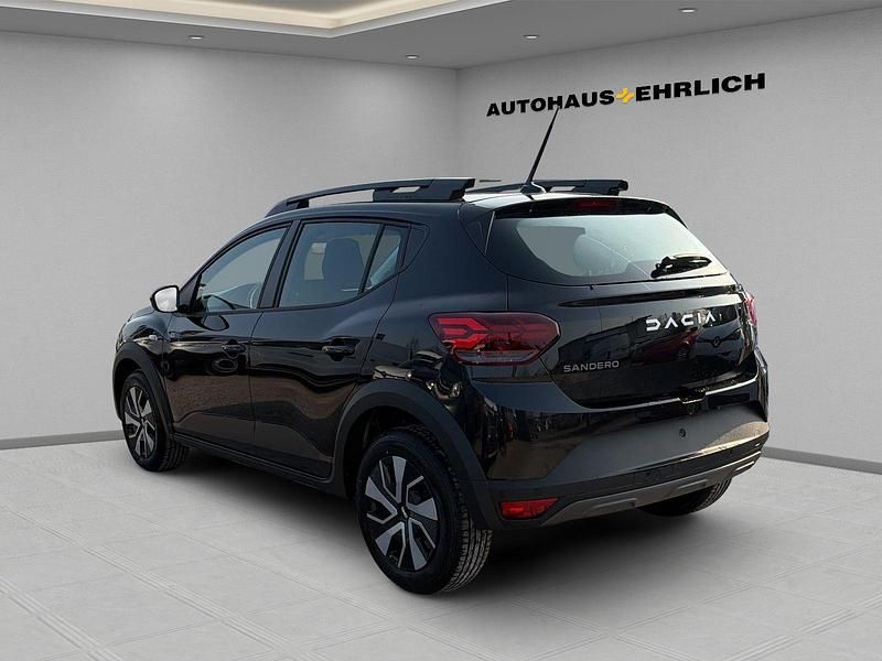 Neu Dacia Sandero Expression 91 PS (66 kW) 2025 Oxidgrün Limousine