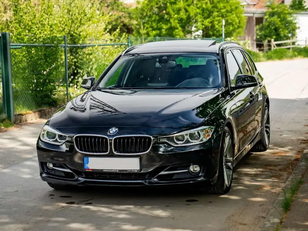 Gebraucht BMW 330 Sport Line 258 PS (189 kW) 2012 Black sapphire metallic Kombi