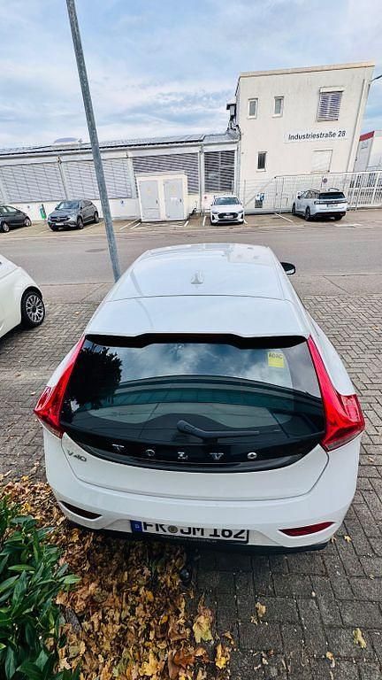 Gebraucht Volvo V40 Momentum 120 PS (88 kW) 2016 Weiß Limousine