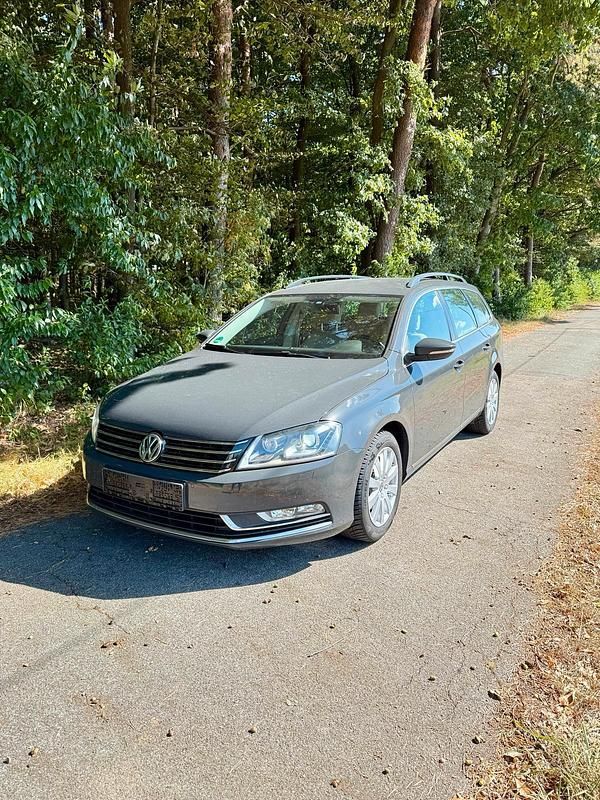 Grau Gebraucht 2013 VW Passat Kombi | 7.900 € (Fairer Preis) - Bild 1/4