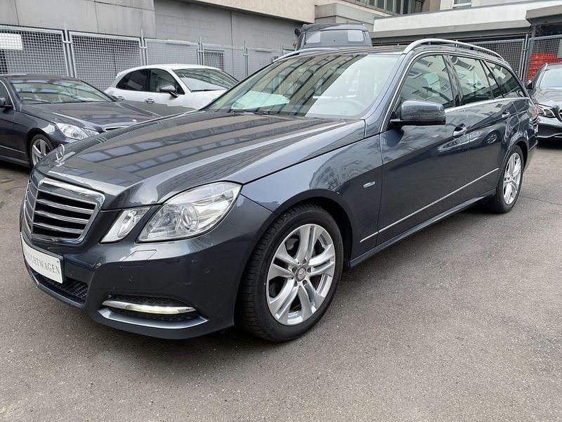 Grau Gebraucht 2011 Mercedes E200 Avantgarde Limousine | 13.490 € (Fairer Preis) - Bild 1/4