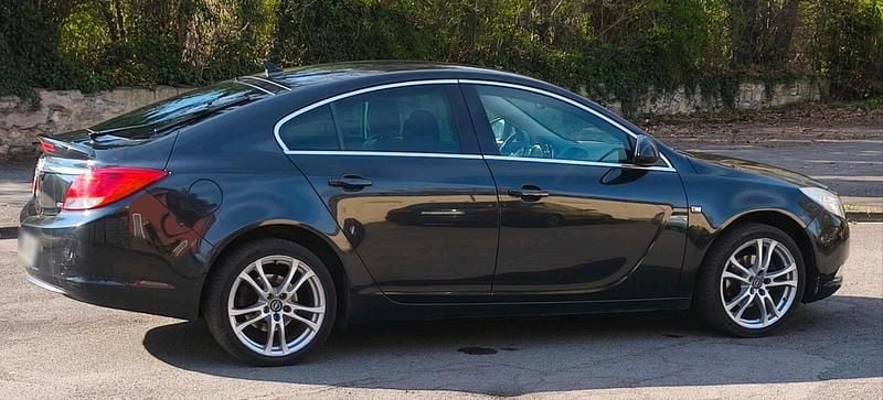 Usado Opel Insignia 160 HP (117 kW) 2011 Preto Sedan