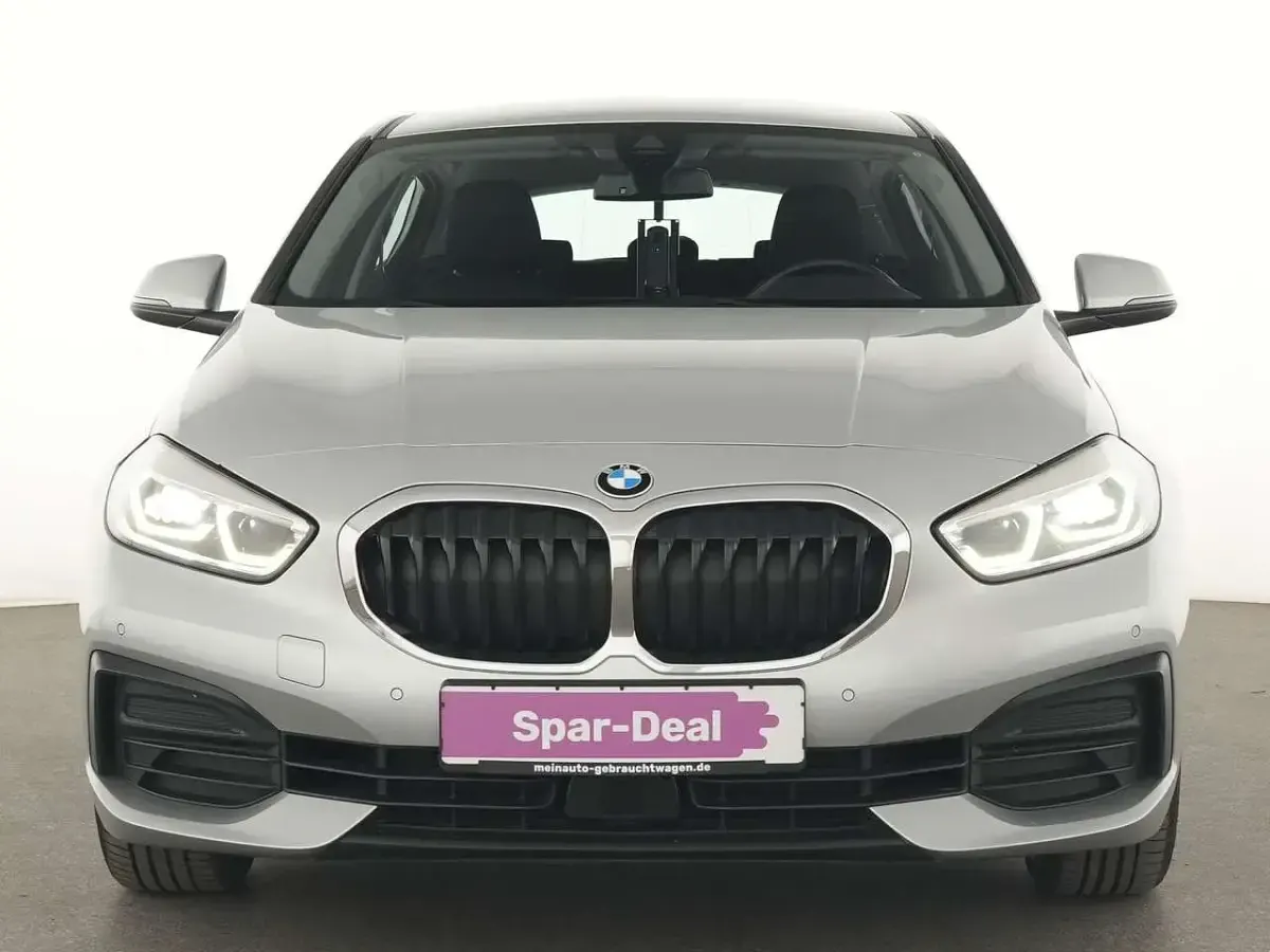 Gebraucht BMW 118 Advantage 150 PS (110 kW) 2021 Glaciersilber Limousine