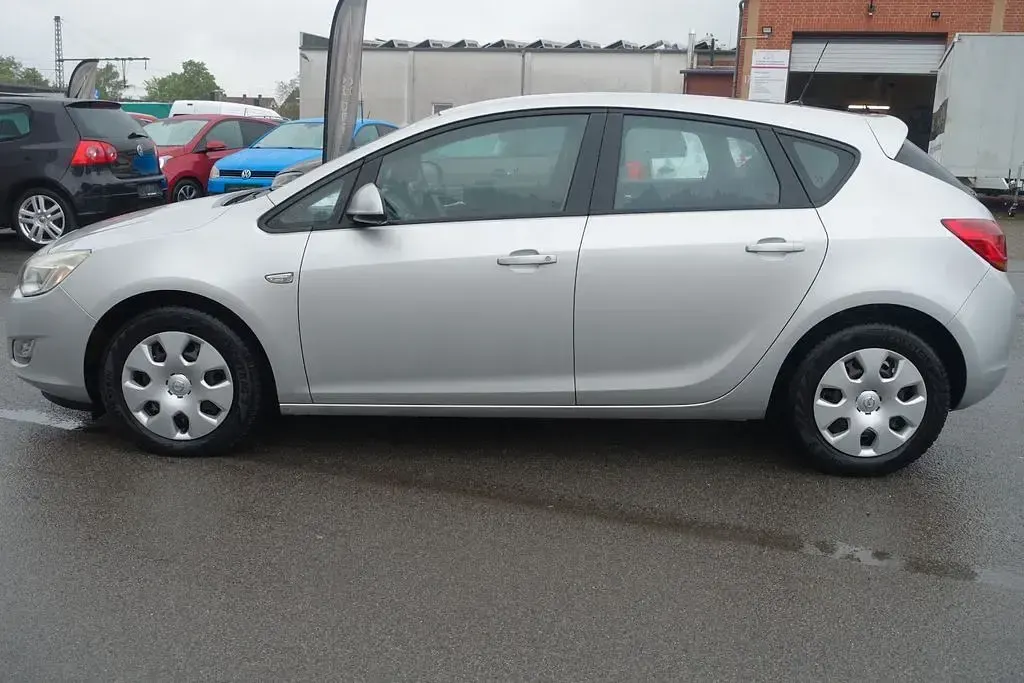 Gebraucht Opel Astra Edition 116 PS (85 kW) 2010 Silber Limousine
