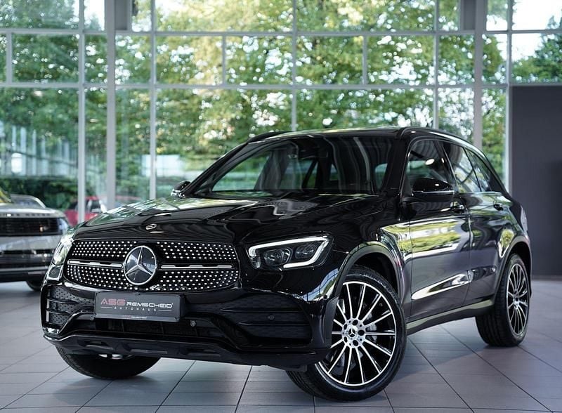 Schwarz Gebraucht 2021 Mercedes GLC300 AMG line SUV | 42.800 € (Etwas zu teuer) - Bild 1/3
