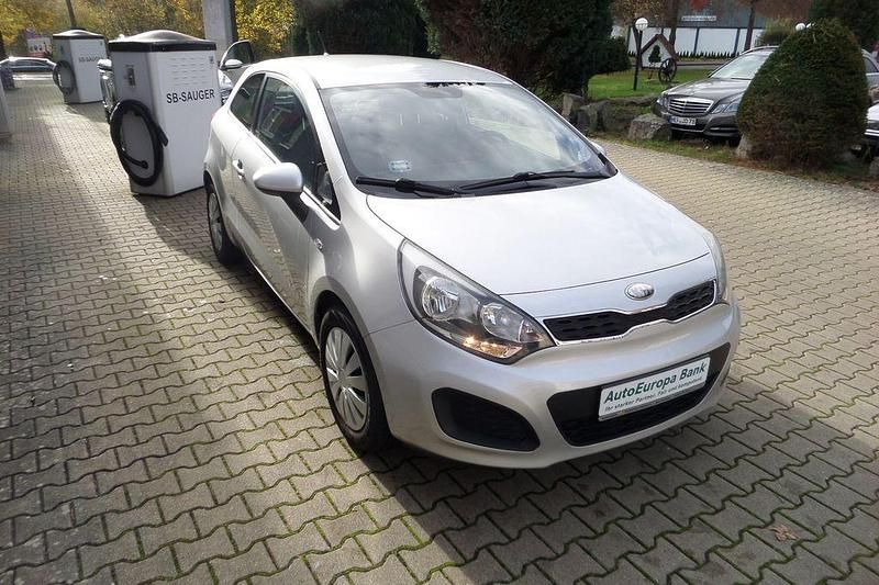 Silber Gebraucht 2013 Kia Rio Attract | 4.550 € (Fairer Preis) - Bild 1/4