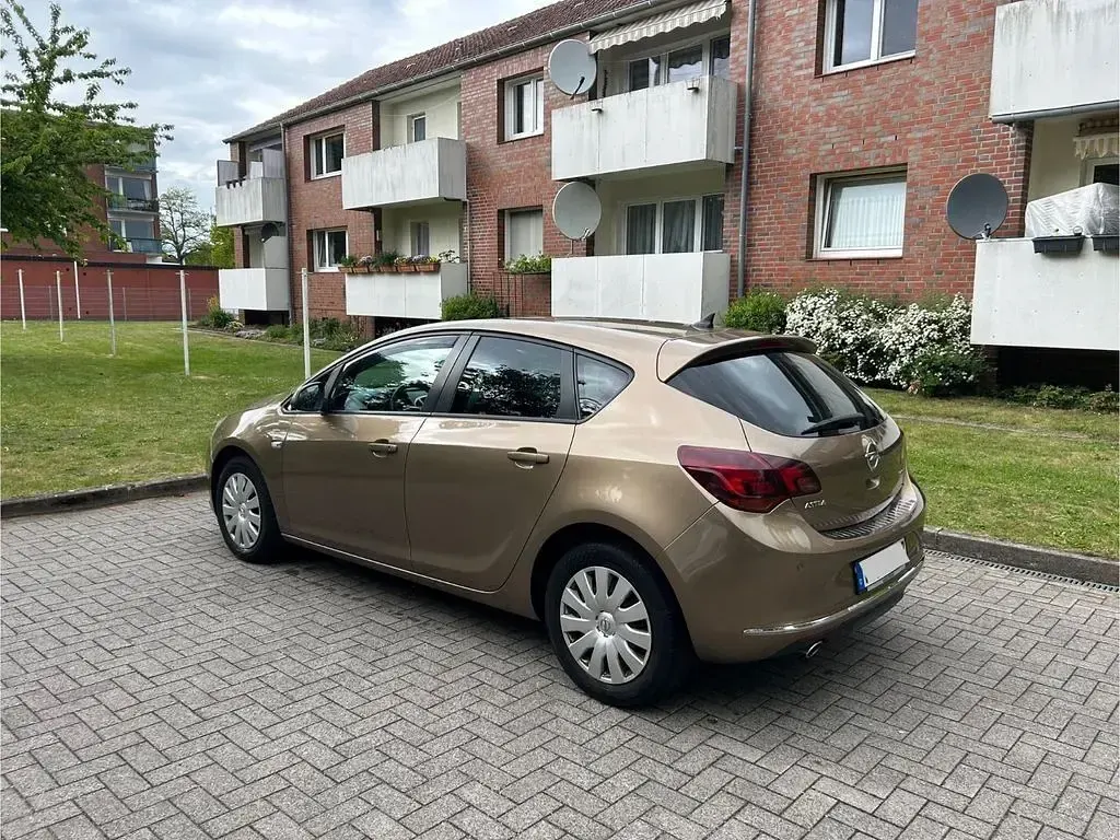 Gebraucht Opel Astra 165 PS (121 kW) 2013 Gold Limousine