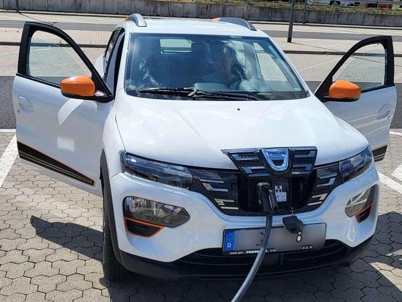 Weiß Gebraucht 2022 Dacia Spring Comfort Plus Kleinwagen | 9.150 € (Guter Preis) - Bild 1/4