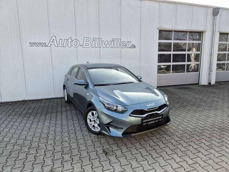 Gebraucht Kia Ceed Comfort 160 PS (117 kW) 2023 Yucca stahlgrau metallic Kleinwagen