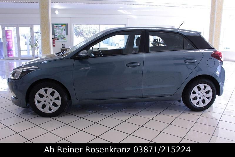 Gebraucht Hyundai i20 Trend 90 PS (66 kW) 2015 Blau Kleinwagen
