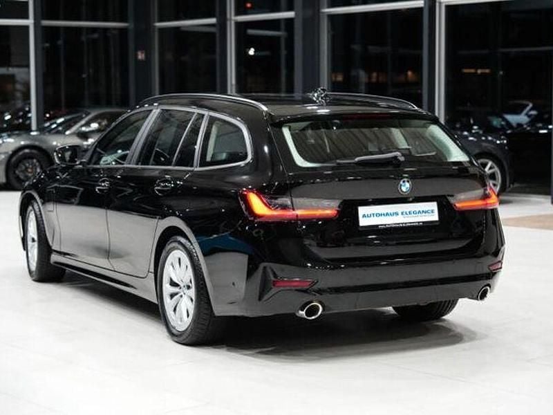 Gebraucht BMW 330e Advantage 184 PS (135 kW) 2020 Schwarz Kombi