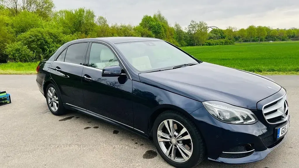 Gebraucht Mercedes E250 Avantgarde 204 PS (150 kW) 2015 Blau Limousine