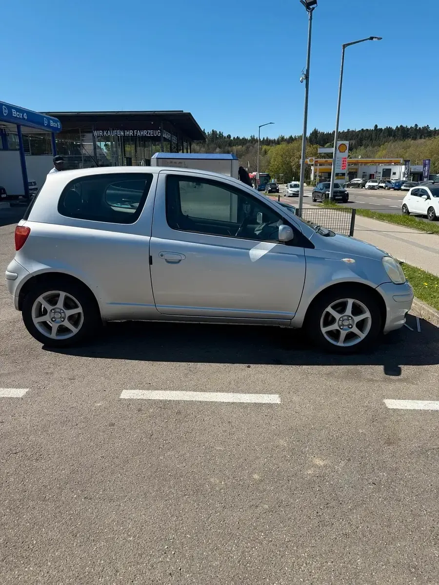 Gebraucht Toyota Yaris 65 PS (47 kW) 2003 Silber Kleinwagen