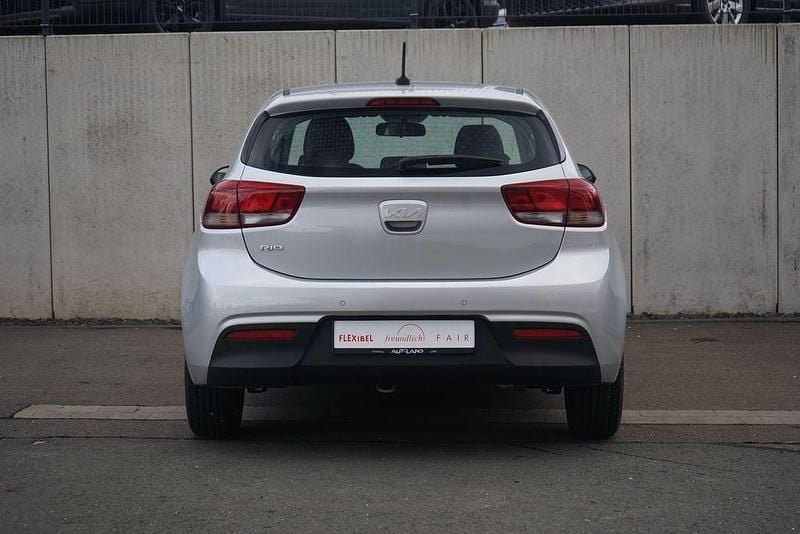 Second-hand Kia Rio 84 CP (61 kW) 2021 Argintiu Berlinǎ