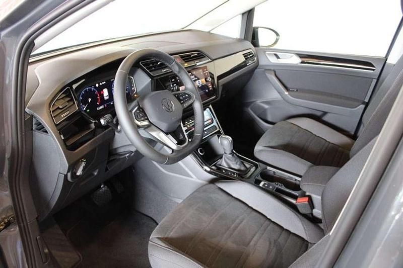 Neu VW Touran Highline 150 PS (110 kW) 2025 Delfingraumetallic Van / Kleinbus