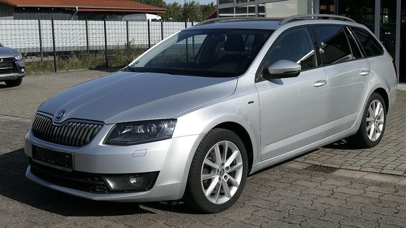 Silber Gebraucht 2017 Skoda Octavia Joy Kombi | 8.990 € (Fairer Preis) - Bild 1/4