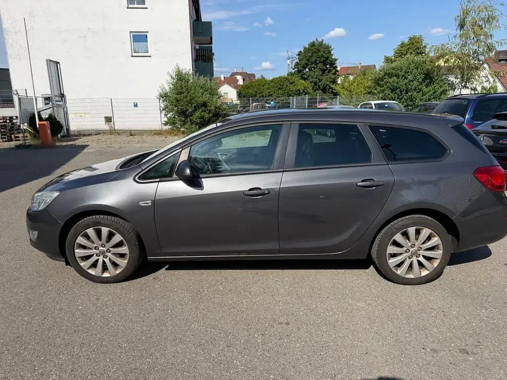 Gebraucht Opel Astra Edition 140 PS (102 kW) 2012 Grau Kombi