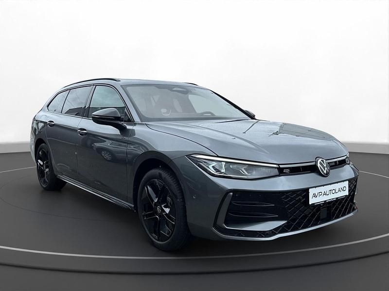 Gebraucht VW Passat R-line 193 PS (141 kW) 2025 Grau Kombi