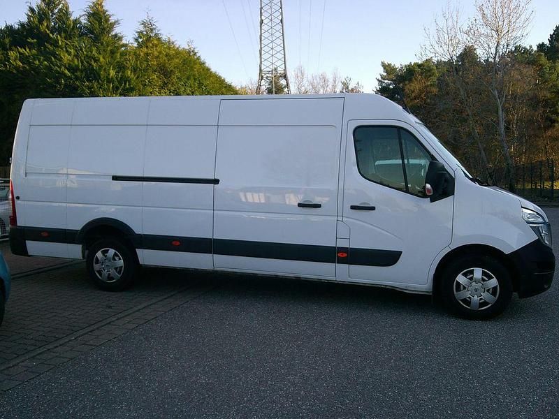 Second-hand Renault Master 145 CP (106 kW) 2024 Alb Monovolum
