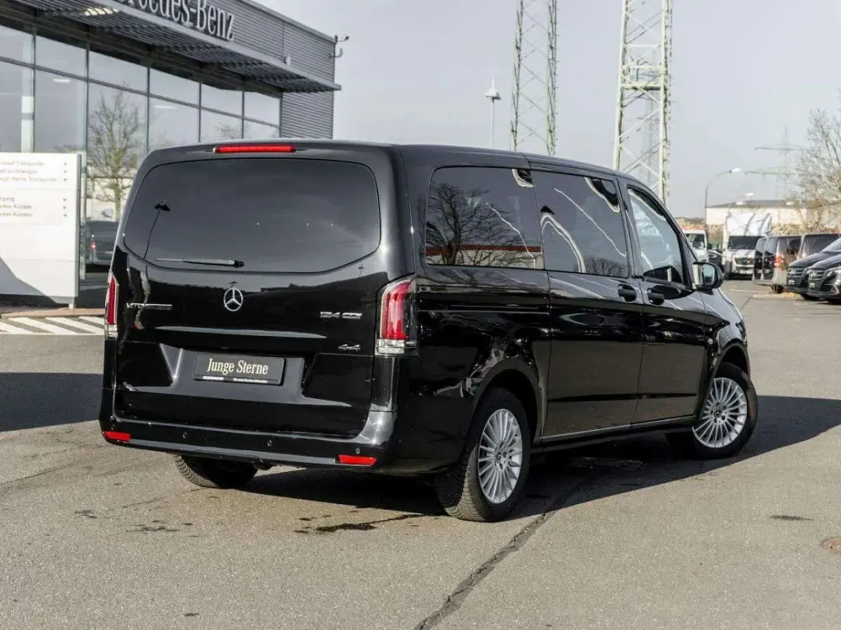 Second-hand Mercedes Vito 237 CP (174 kW) 2025 Negru Van