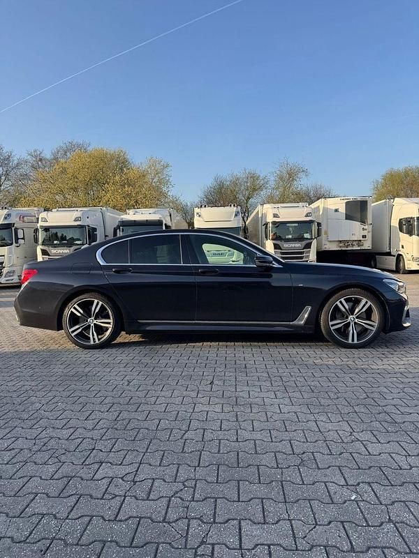 Gebraucht BMW 750 M Sport 449 PS (330 kW) 2018 Blau Limousine