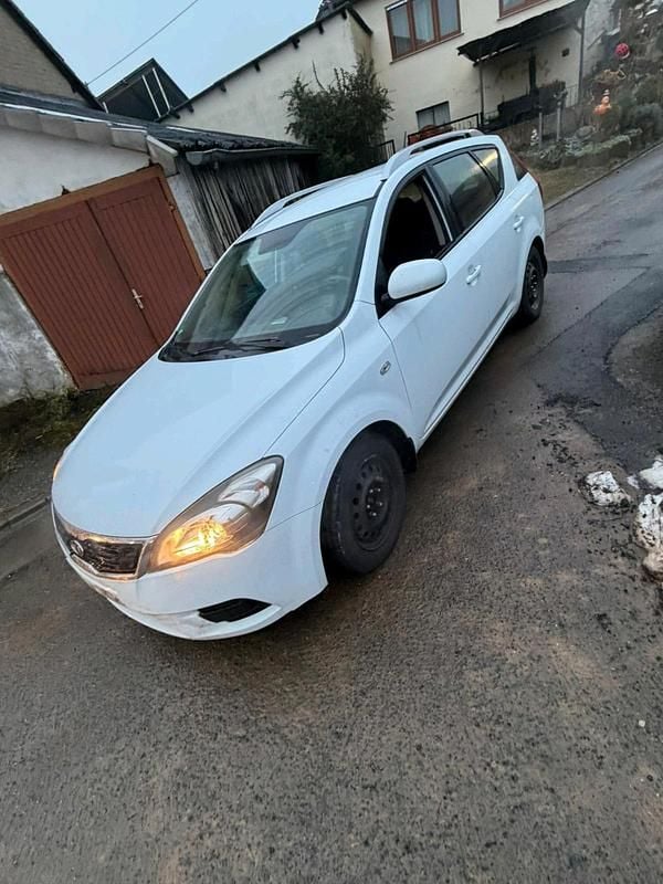 Gebraucht Kia Ceed 105 PS (77 kW) 2012 Weiß Kleinwagen