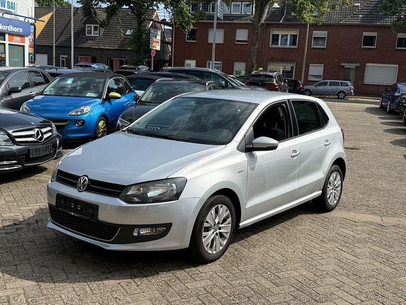 Reflexsilber metallic Gebraucht 2013 VW Polo Life Limousine | 4.999 € (Fairer Preis) - Bild 1/4